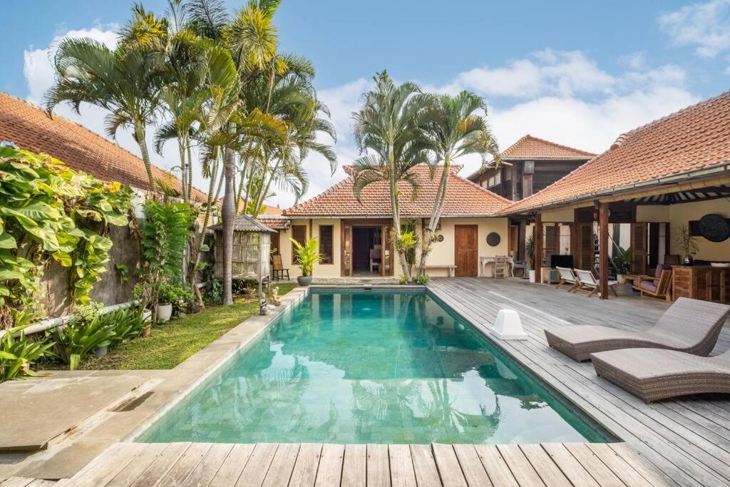 - l'image d'une piscine dans une villa dans l'établissement Gorgeous 4 BR Villa in Canggu, à Tumbak Bayuh