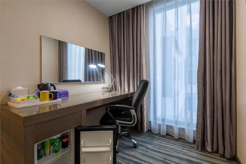 Holiday Inn Express Shenyang North Station, an IHG Hotel - King Suite With Atrium View