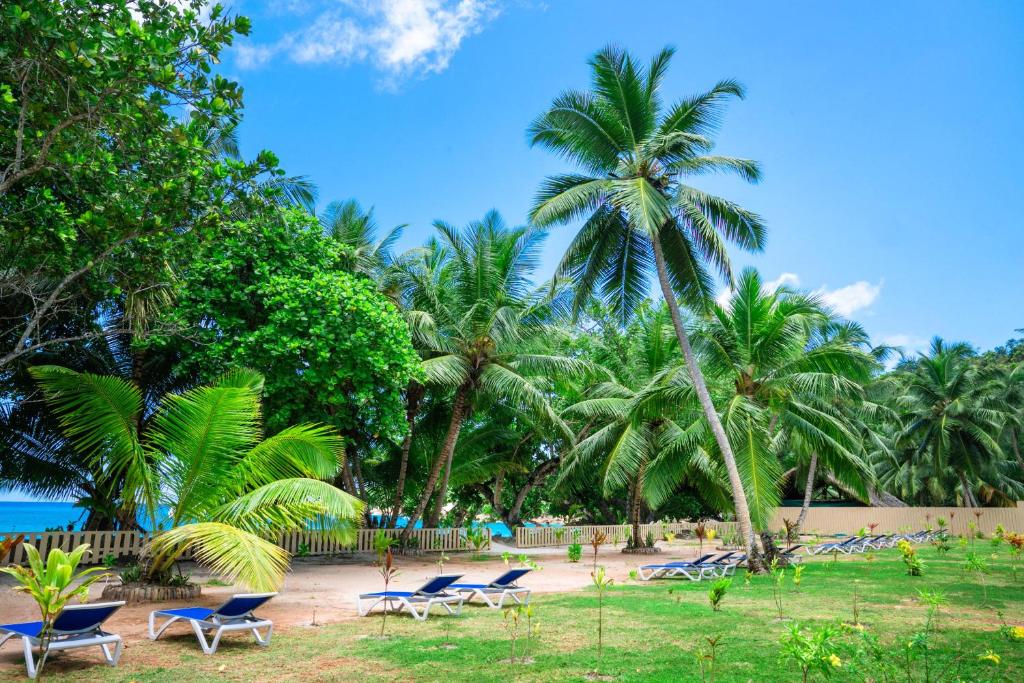 Taman di luar Lazio Beach Residence