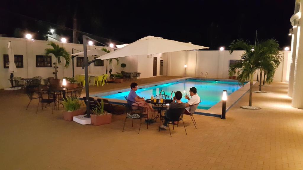 Bazén v ubytování shillahotel and resort nebo v jeho okolí