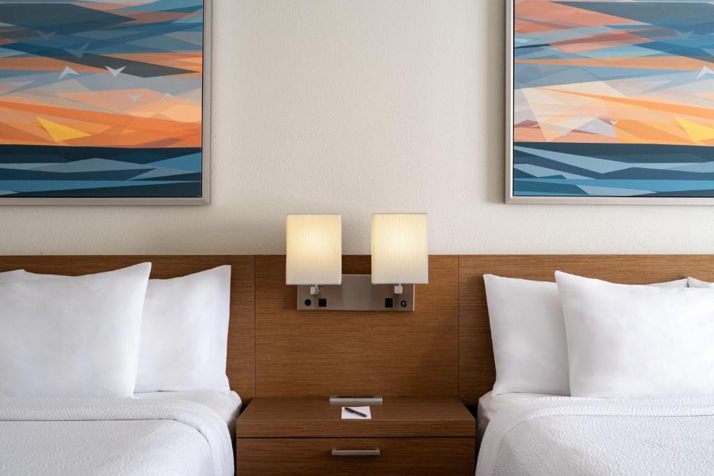 Courtyard by Marriott - Naples - Queen Room With Two Queen Beds