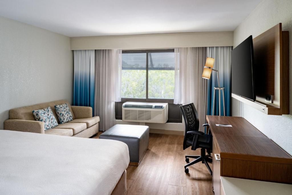 Courtyard by Marriott - Naples - King Room With Sofa Bed