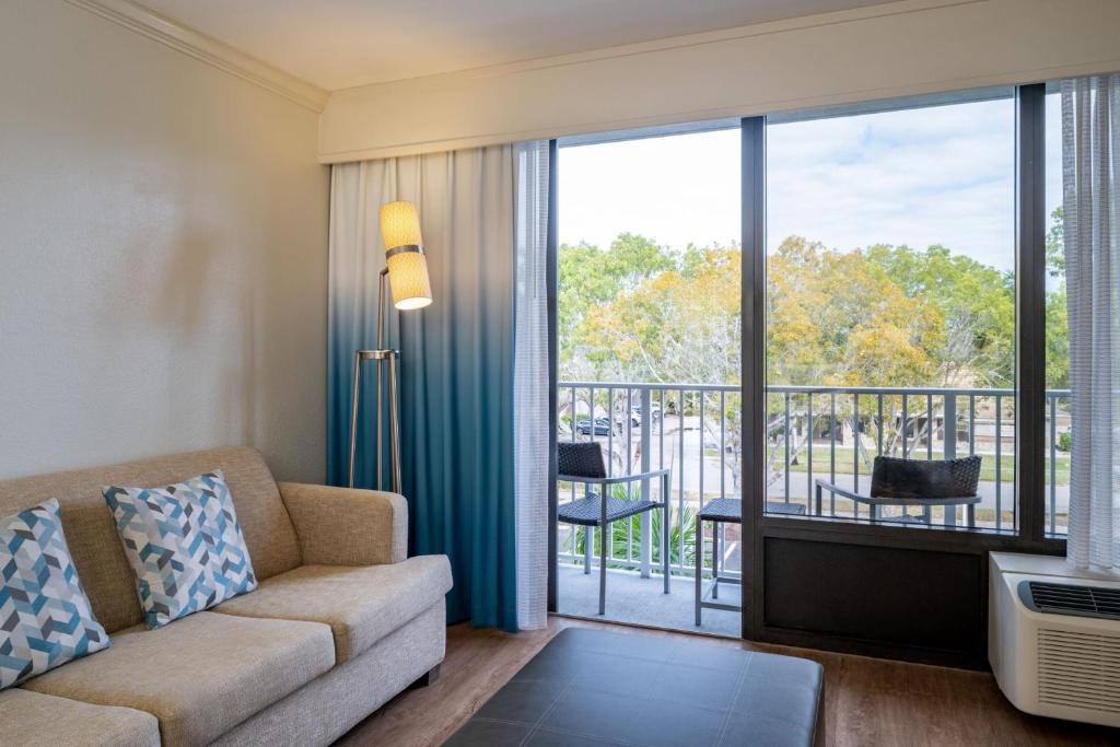 Courtyard by Marriott - Naples - King Room With Balcony And Sofa Bed