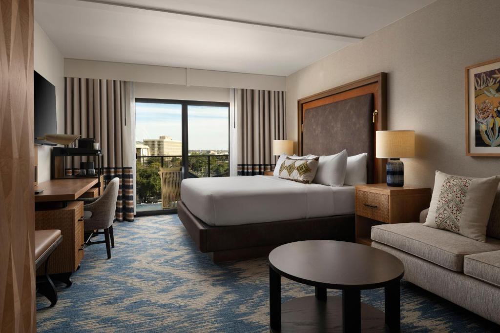 サンアントニオにあるPlaza San Antonio Hotel & Spa, Autograph Collectionのベッドとデスクが備わるホテルルームです。