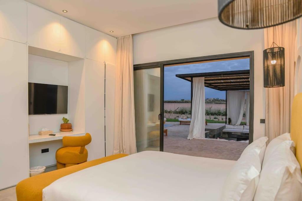 een slaapkamer met een bed en uitzicht op een patio bij Villa S in Marrakesh