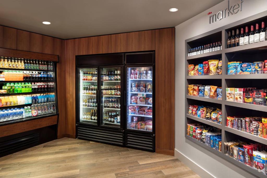 Supermarket nebo jiné obchody v  hotelu nebo okolí