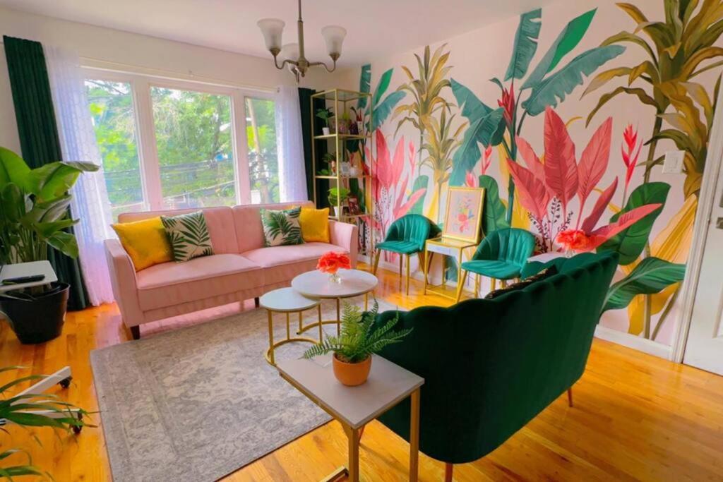 un salon avec un canapé et quelques plantes dans l'établissement Cozy 3BR Stay, EZ Access to NYC, à Newark
