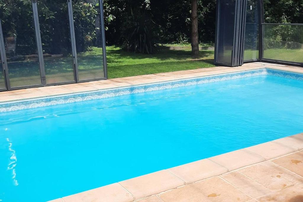 uma piscina com água azul numa casa em Villa de 5 chambres avec piscine privee jardin clos et wifi a Firfol em Firfol