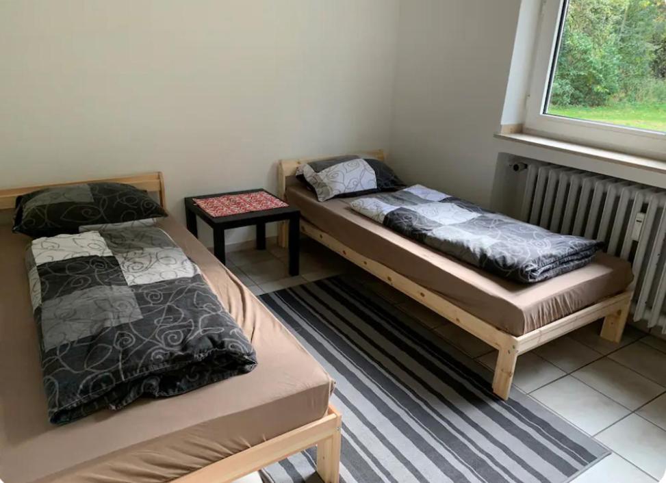 2 camas en una habitación con ventana en Ferienwohnungen mit Parkplätzen, en Oberhausen