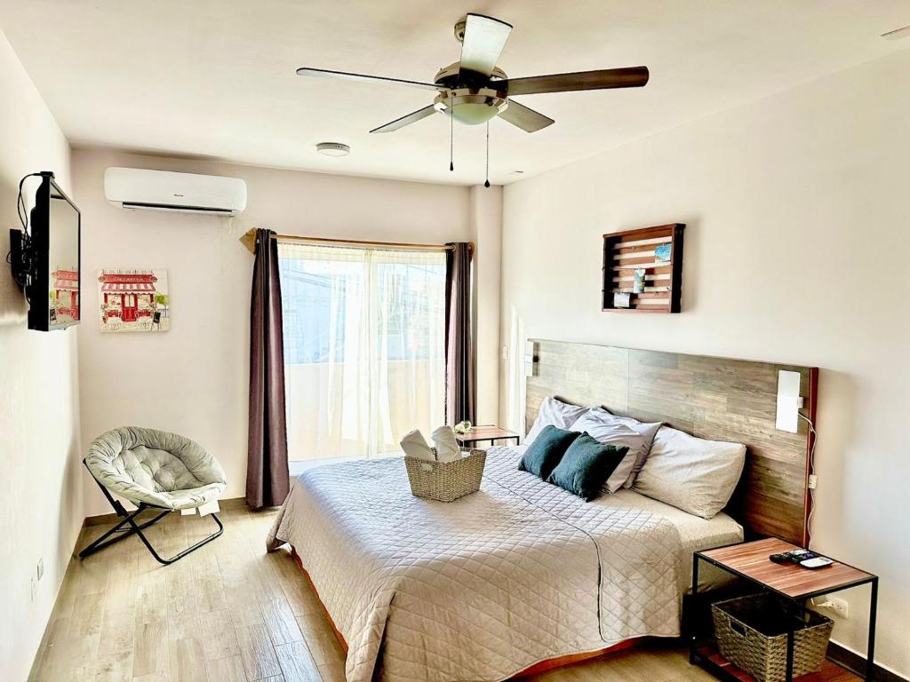 a bedroom with a bed and a ceiling fan at Departamento grande y centrico, con 3 recámaras y 2 baños completos. in Cabo San Lucas