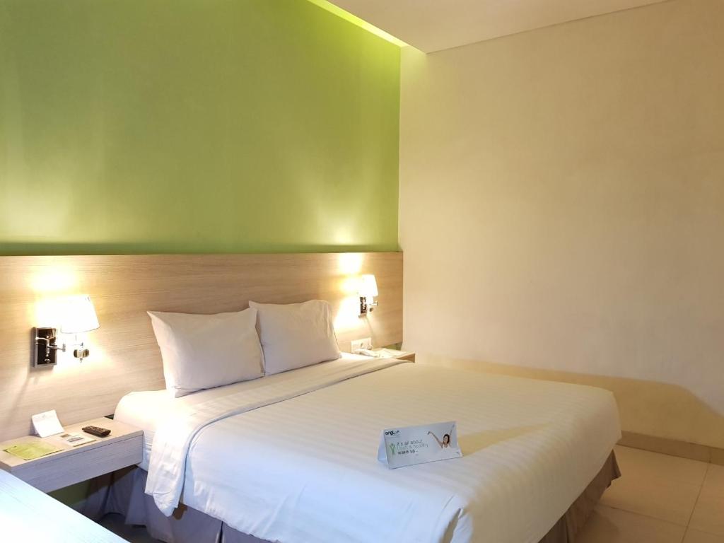 Postel nebo postele na pokoji v ubytování Whiz Prime Hotel Kelapa Gading