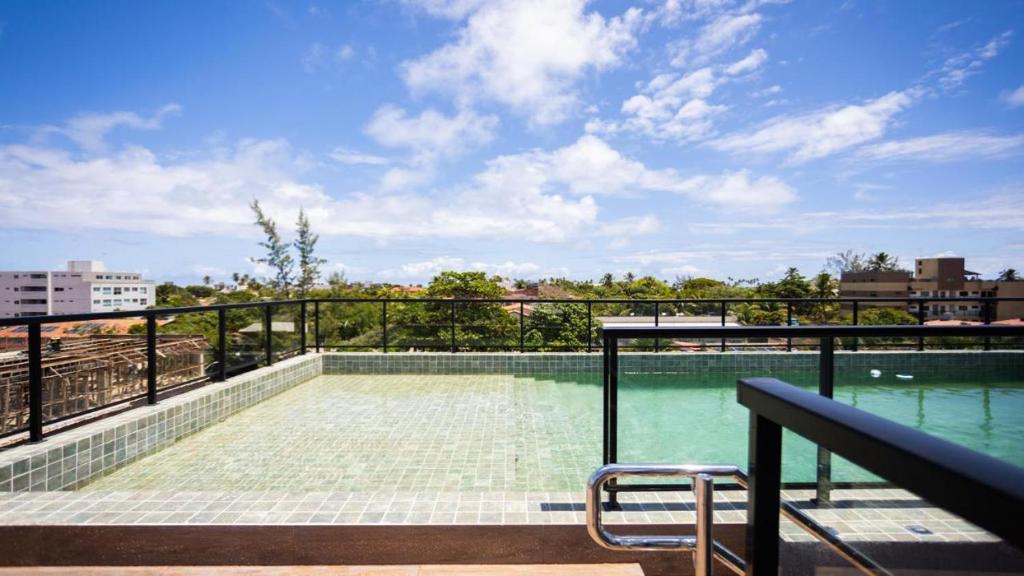 a swimming pool on the roof of a building at Flat Reserva do Porto - Centrinho de Porto de Galinhas in Porto De Galinhas