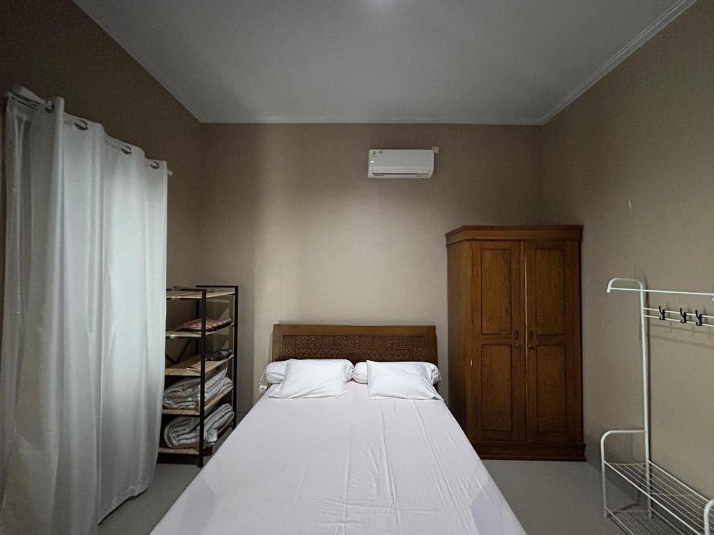 1 dormitorio con 1 cama grande y armario en Villa Cijeruk Village, en Cihideung