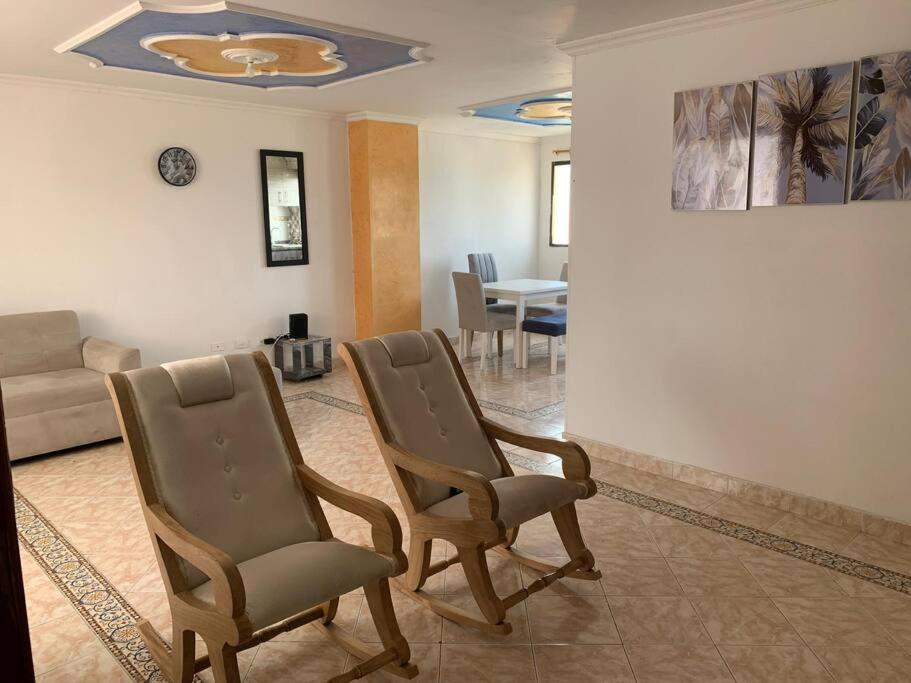 sala de estar con 2 sillas y sofá en Apartamento en Cartagena cerca del aeropuerto en Cartagena de Indias