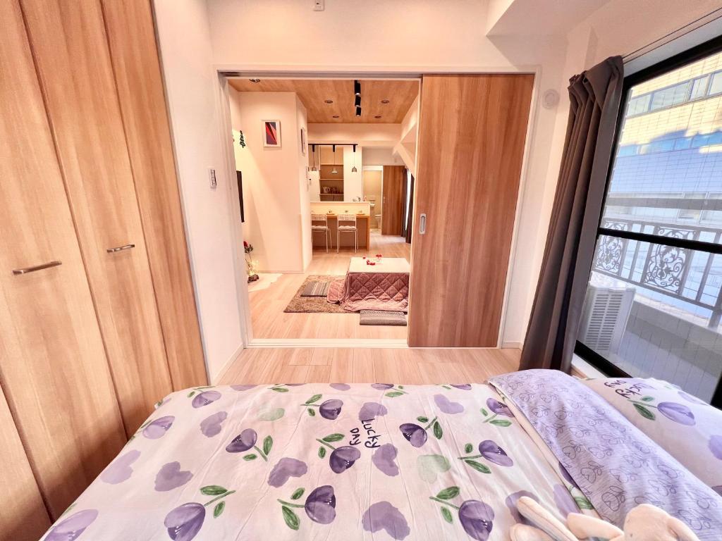Un dormitorio con una cama y una ventana grande. en High-end Tokyo shinjuku Central Park Flat 5, en Tokio