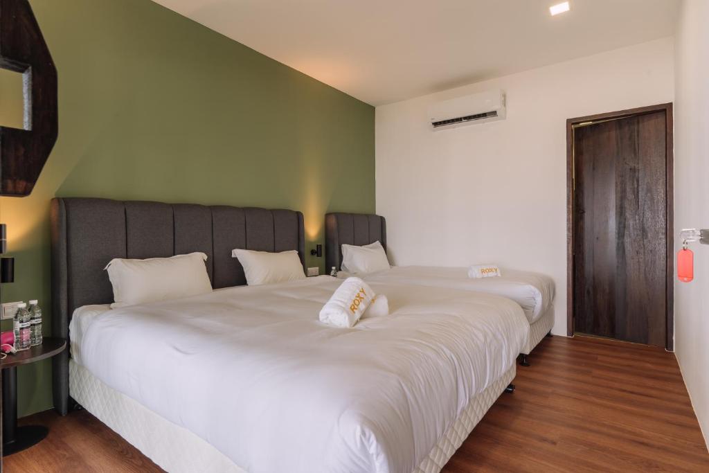 Postel nebo postele na pokoji v ubytování Roxy Sematan Villa & Townhouse