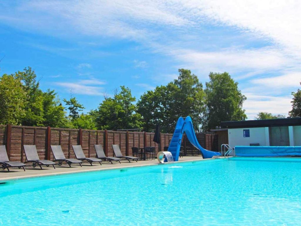 uma piscina com escorrega no meio em 6 person holiday home in Hasle em Hasle