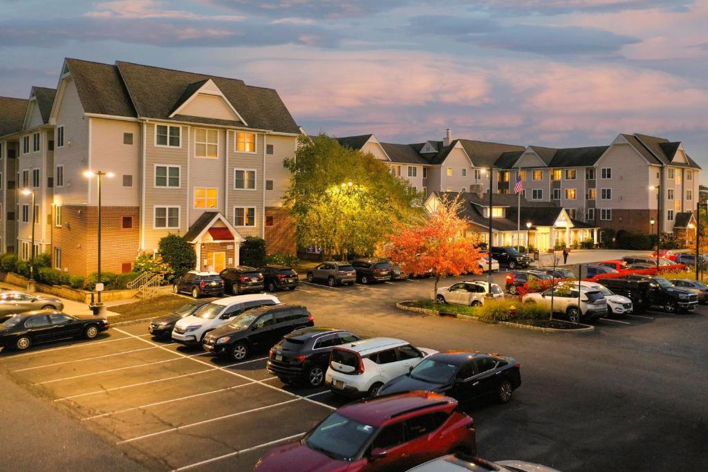 un estacionamiento con autos estacionados frente a un edificio en Residence Inn by Marriott Yonkers Westchester County en Yonkers