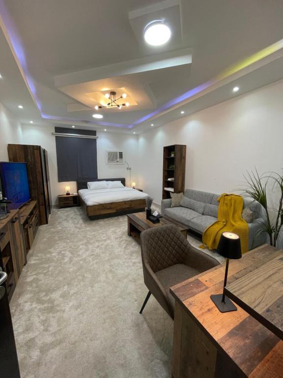 sala de estar amplia con cama y sofá en رال هاوس, en Al Wajh