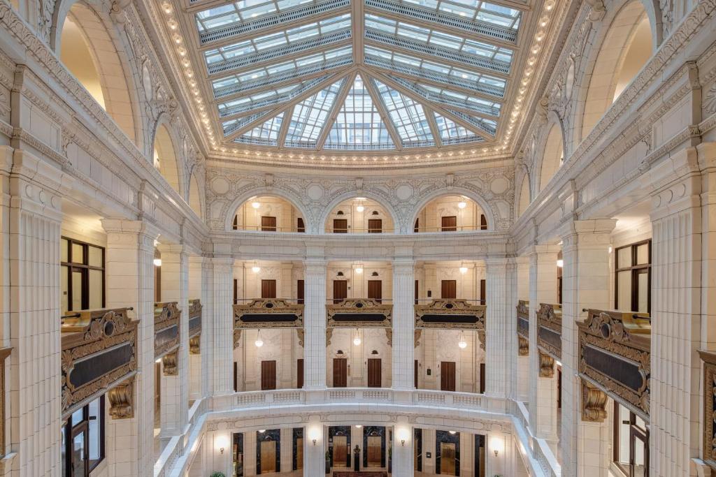 - un grand bâtiment avec un plafond voûté et des fenêtres dans l'établissement Hotel David Whitney, Autograph Collection, à Detroit