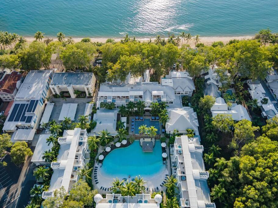 una vista aerea di un resort con piscina di Fig Oasis—Poolside Resort Living at The Beach Club a Palm Cove