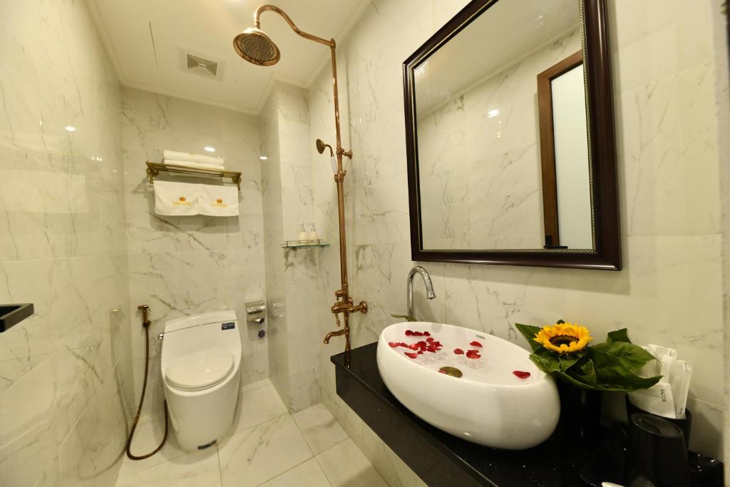 Koupelna v ubytování Kingdom Hotel Hanoi