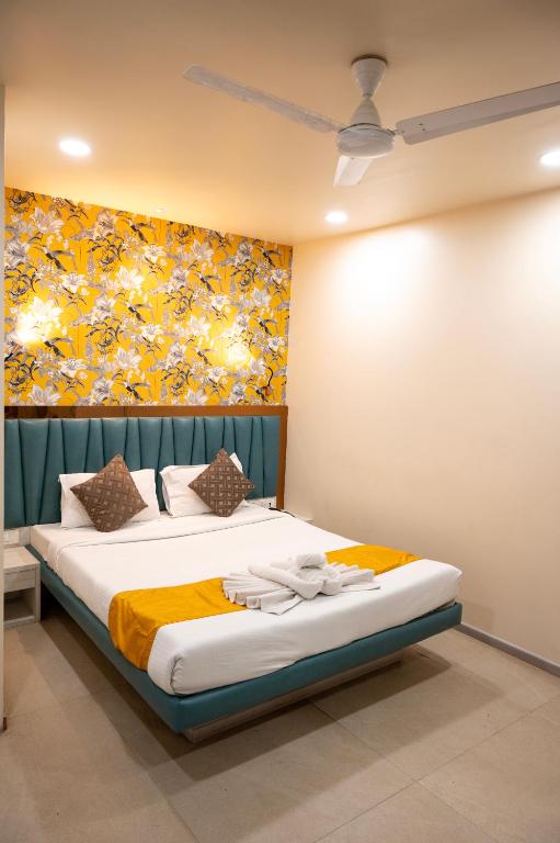 Postel nebo postele na pokoji v ubytování The Opus Kolkata - A Boutique Hotel