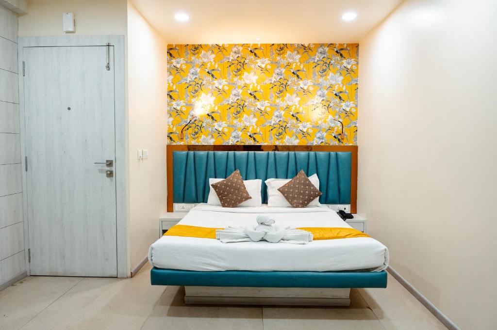 Postel nebo postele na pokoji v ubytování The Opus Kolkata - A Boutique Hotel