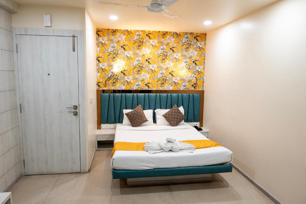Postel nebo postele na pokoji v ubytování The Opus Kolkata - A Boutique Hotel