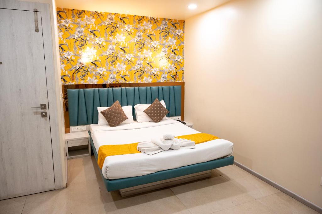 Postel nebo postele na pokoji v ubytování The Opus Kolkata - A Boutique Hotel