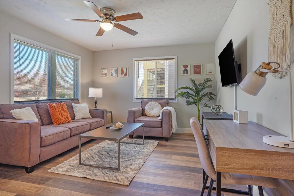 a living room with a couch and a table at Downtown Med District: Stylish & Modern 2BD, 1BA Capital City Escape! in Springfield