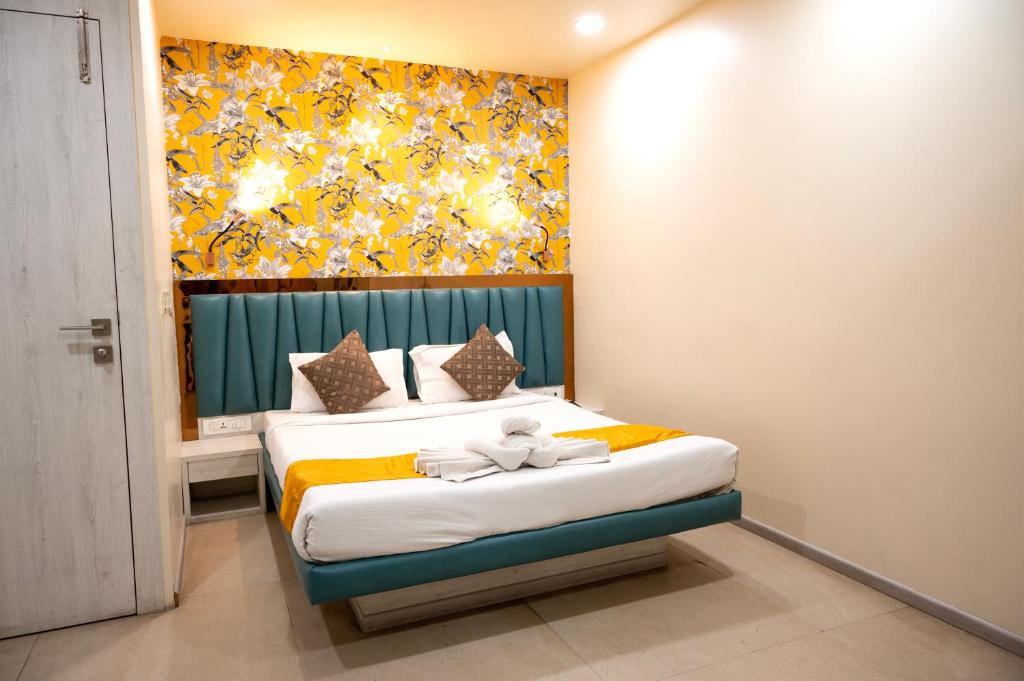 Postel nebo postele na pokoji v ubytování The Opus Kolkata - A Boutique Hotel
