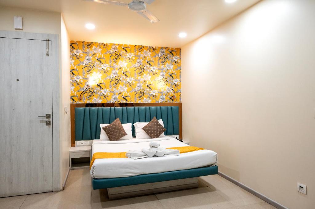 1 dormitorio con 2 camas y un cuadro en la pared en The Opus Kolkata - A Boutique Hotel, en Calcuta