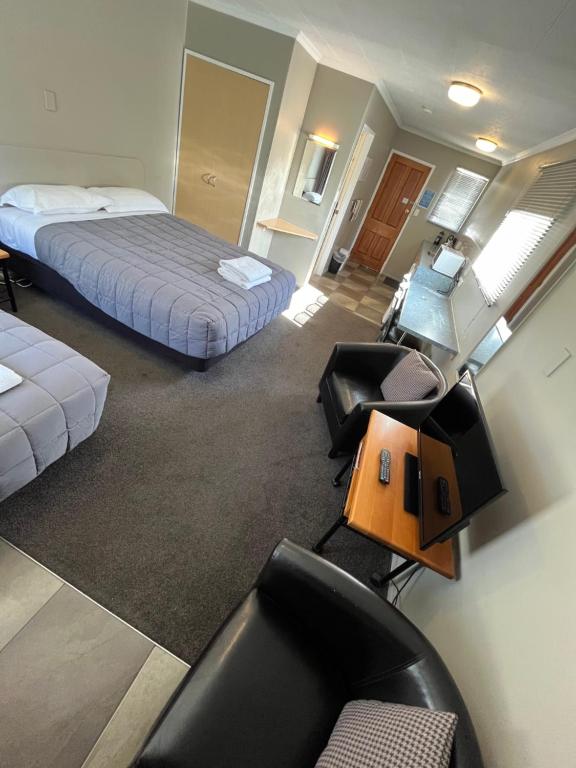 Postel nebo postele na pokoji v ubytování Manuka Crescent Motel