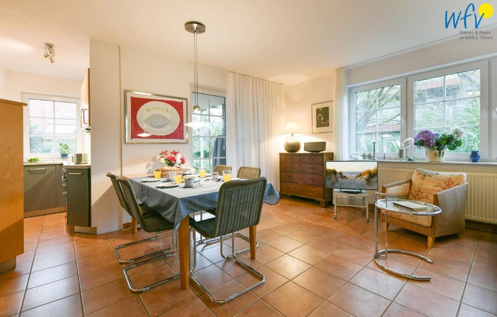 a kitchen and dining room with a table and chairs at Luv und Lee Ferienwohnung Pilsum in Juist