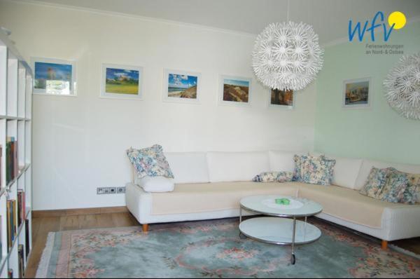 ein Wohnzimmer mit einem Sofa und einem Tisch in der Unterkunft Ferienhaus Rademacher Ferienwohnung 1 in Binz