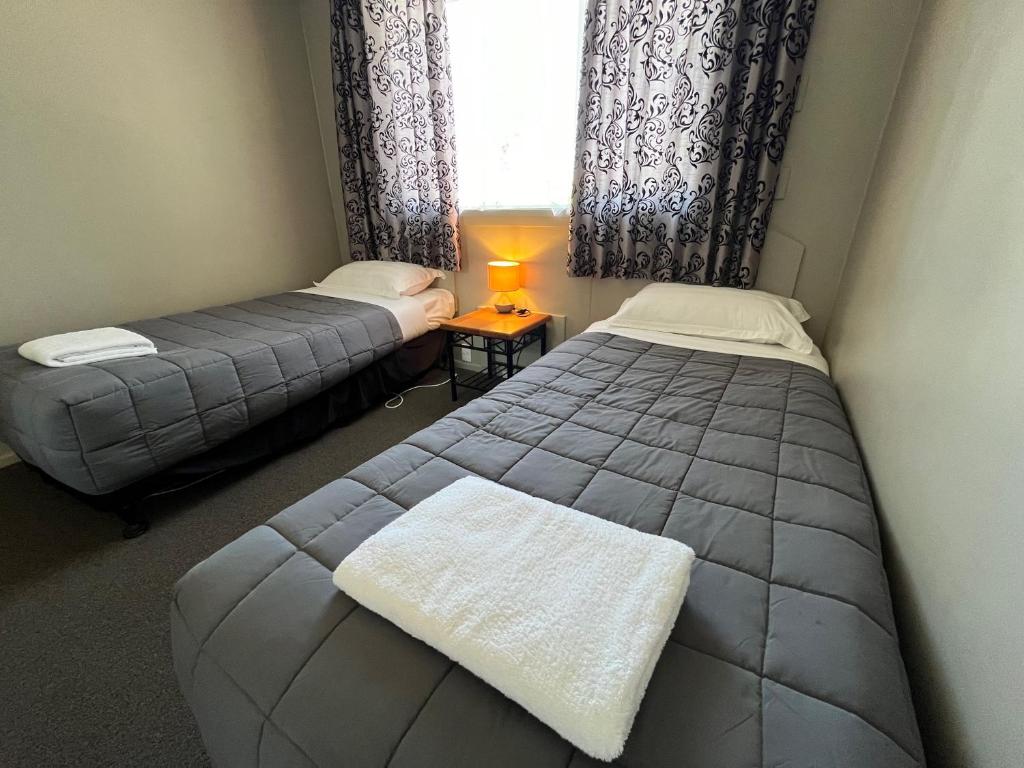 Postel nebo postele na pokoji v ubytování Manuka Crescent Motel