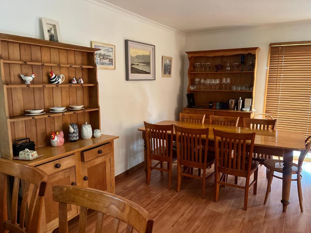 ein Esszimmer mit einem Holztisch und Stühlen in der Unterkunft The Chicory in Ventnor