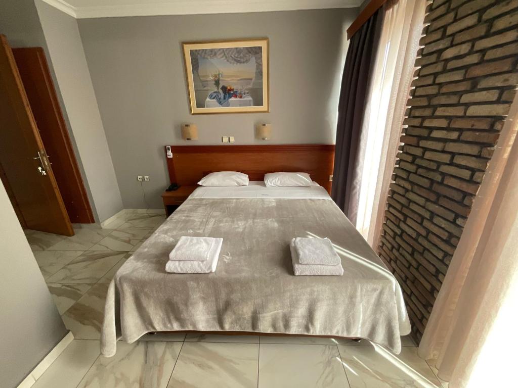 Postel nebo postele na pokoji v ubytování Piraeus Acropole Hotel