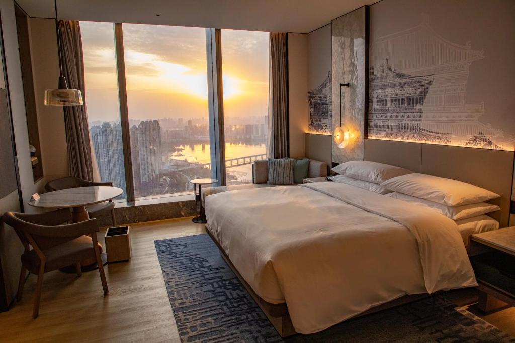 Wuhan Marriott Hotel Wuchang - Executive Zimmer Mit Kingsize-Bett Und Seeblick