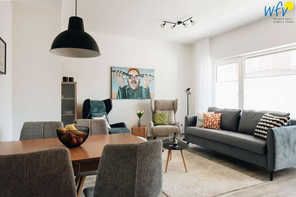 ein Wohnzimmer mit Sofa und Tisch in der Unterkunft Haus Oberlin Ferienwohnung 6 in Borkum