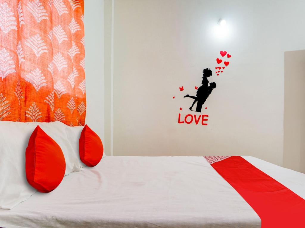 Postel nebo postele na pokoji v ubytování Hotel O RJ Hotel