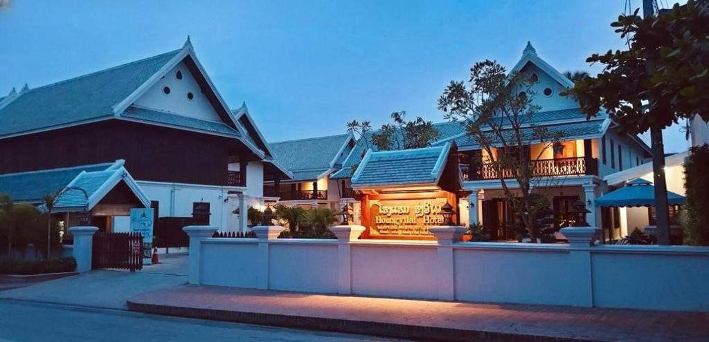 un edificio con una señal delante de él en Houngvilai Hotel en Luang Prabang