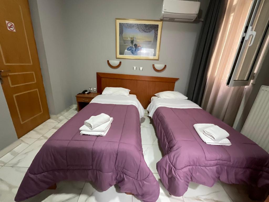 Postel nebo postele na pokoji v ubytování Piraeus Acropole Hotel
