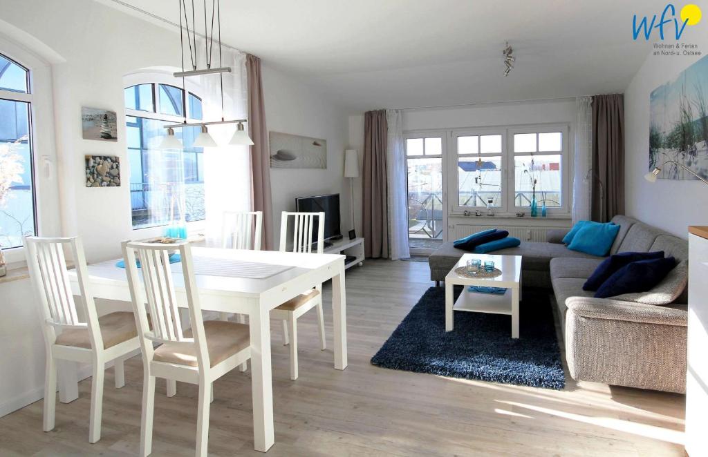 Il comprend une cuisine et un salon avec une table et des chaises. dans l'établissement Villa Kranich Ferienwohnung 9, à Binz