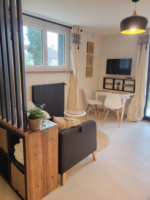 un salon avec un canapé et une table dans l'établissement Studio en rez-de-jardin, à Gourdon