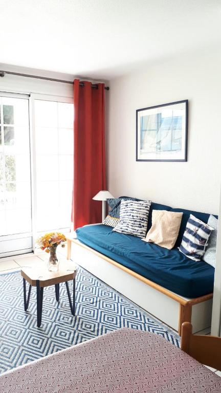 une chambre avec un lit avec des draps bleus et une fenêtre dans l'établissement Résidence Port du Crouesty - maeva Home - Appartement 2 Pièces 4 Personnes - Confort MAE-3009, à Arzon