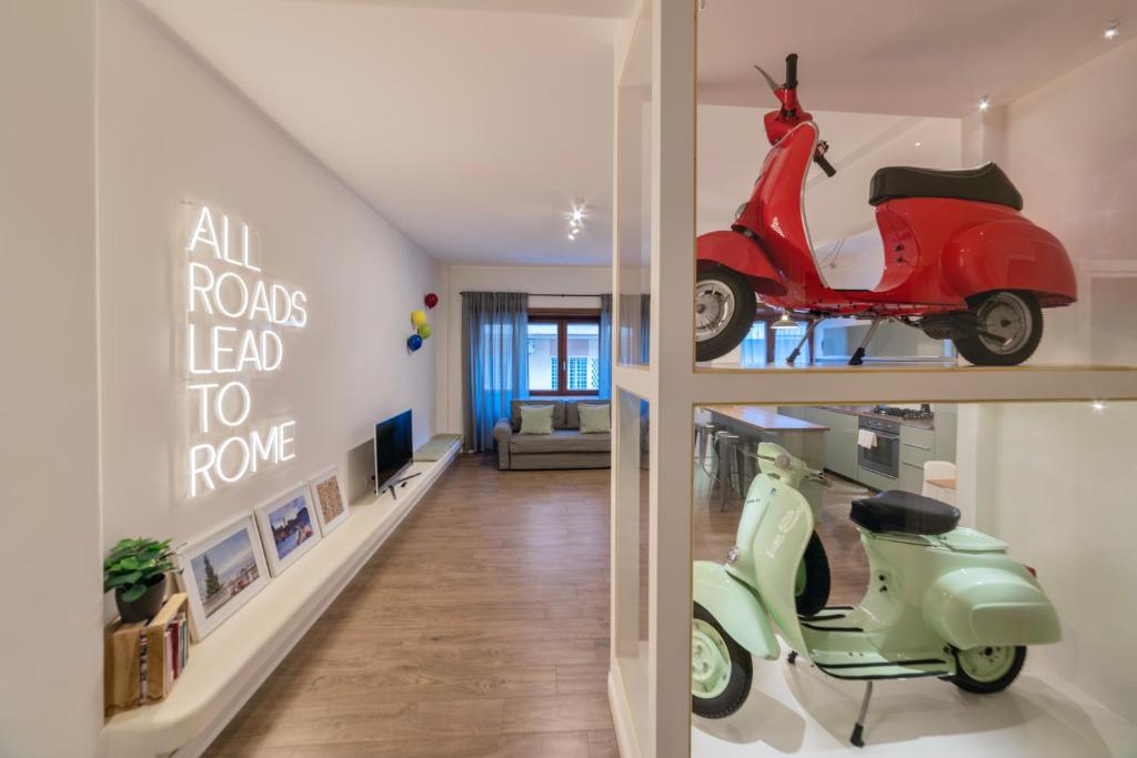 een woonkamer met een scooter in een kamer bij Rhome Vintage Holidays San Pietro in Rome