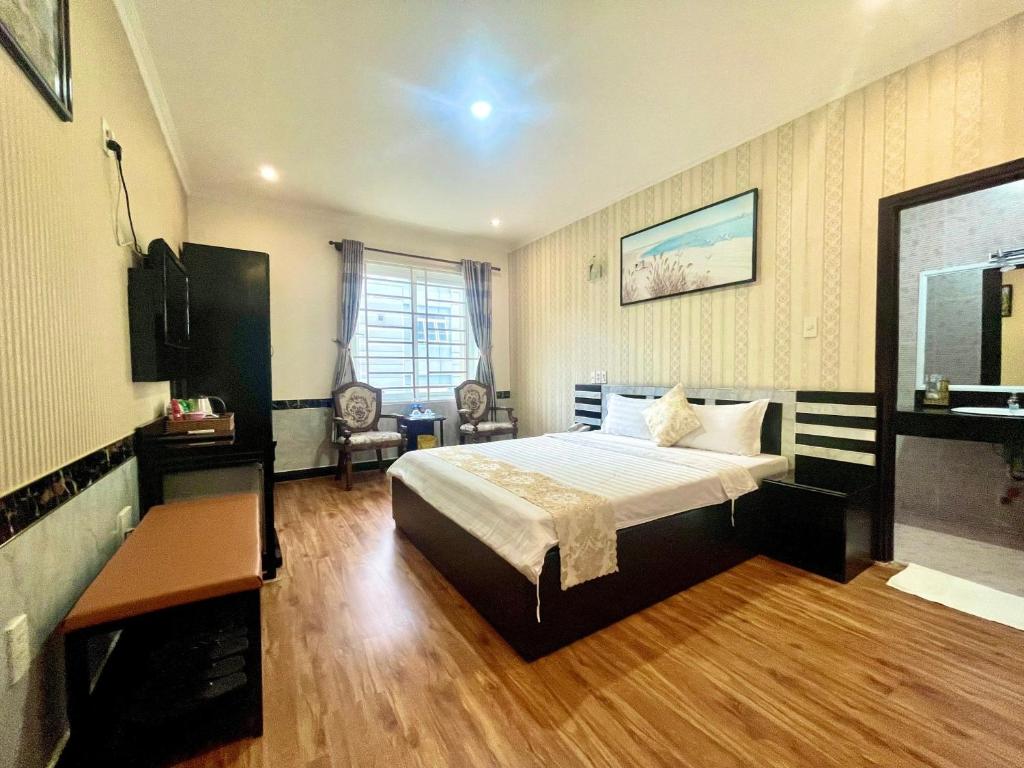 una camera d'albergo con letto e TV di Linh Phuong 2 Hotel a Can Tho