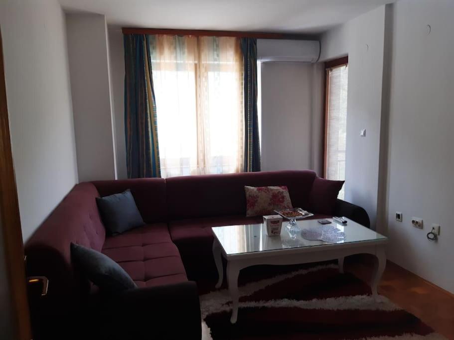 uma sala de estar com um sofá e uma mesa em Wohnung nähe Stadtzentrum em Zenica